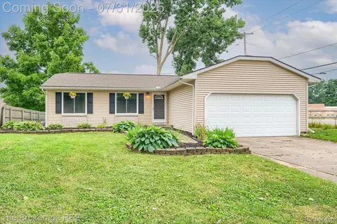 5010 Spring Well Ln, Grand Blanc, MI 48439