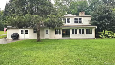 10040 Stinchfield Woods Rd, Dexter, MI 48169
