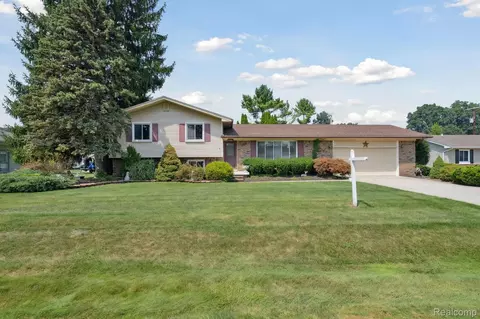 37582 Whitney Dr, Wayne, MI 48184