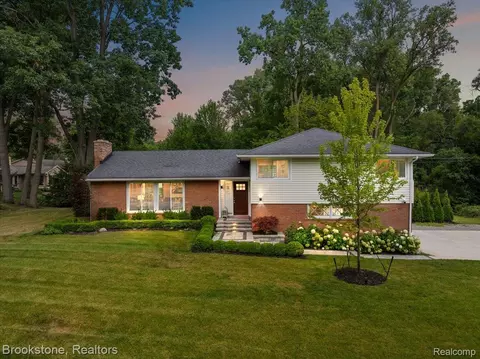 711 Hickory Heights Dr, Bloomfield Hills, MI 48304
