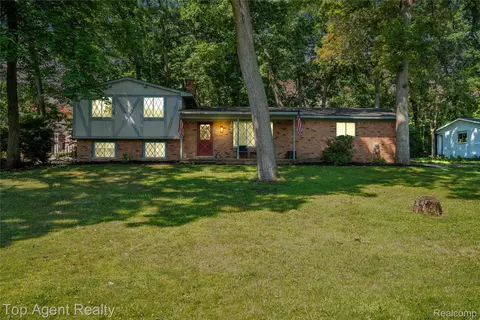 2048 Welbeck Dr, West Bloomfield, MI 48324