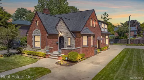8124 Huntington Rd, Huntington Woods, MI 48070