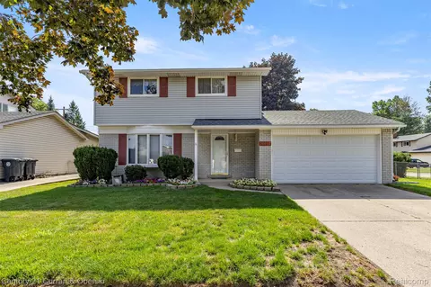 36657 Dowling St, Livonia, MI 48150