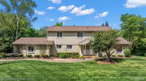 3010 Parkland Dr, West Bloomfield, MI 48322