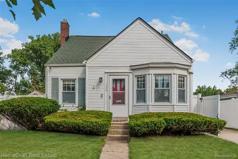 1386 W Saratoga St, Ferndale, MI 48220