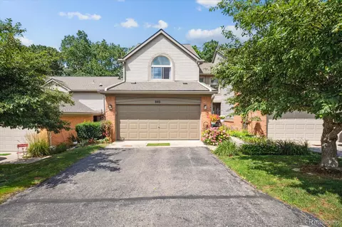 840 Woodridge Hills Dr, Brighton, MI 48116