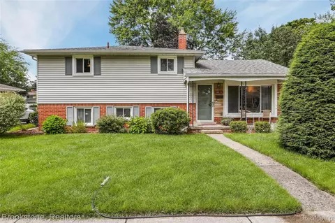 9915 Pere Ave, Livonia, MI 48150