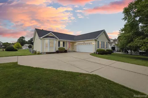 7206 Glen Oak Ct, Grand Blanc, MI 48439