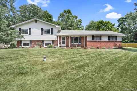 9851 Atwood Dr, Green Oak, MI 48178