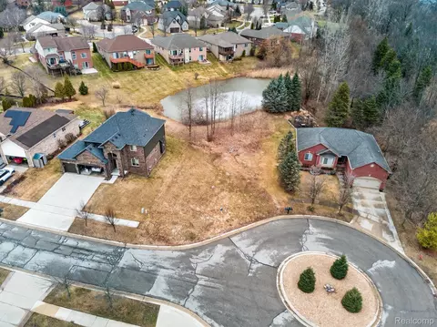 3633 Thornwood Dr, Auburn Hills, MI 48326