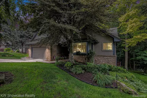 396 Rosario Ln, White Lake, MI 48386
