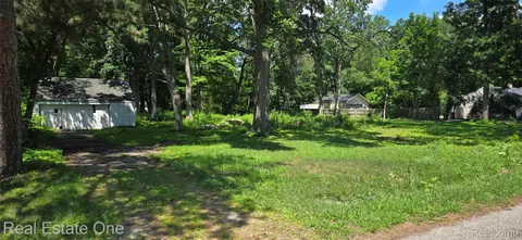 21246 8 12 Mile Rd, Southfield, MI 48075