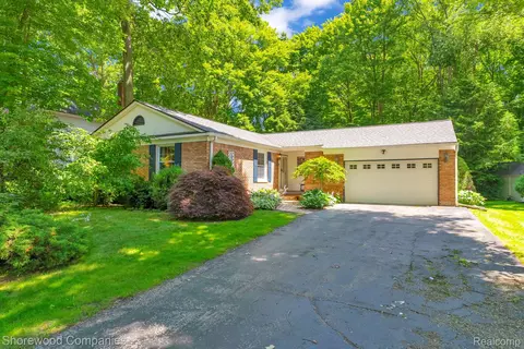 3632 Old Farm Ln, Fort Gratiot, MI 48059