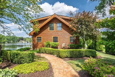 2757 S Hacker Rd, Brighton, MI 48114