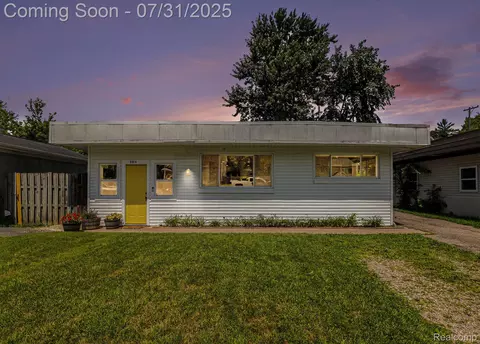 3914 Cresthaven Dr, Waterford, MI 48328