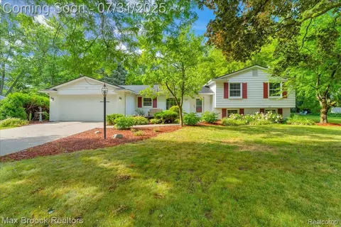 536 Fox River Dr, Bloomfield Hills, MI 48304
