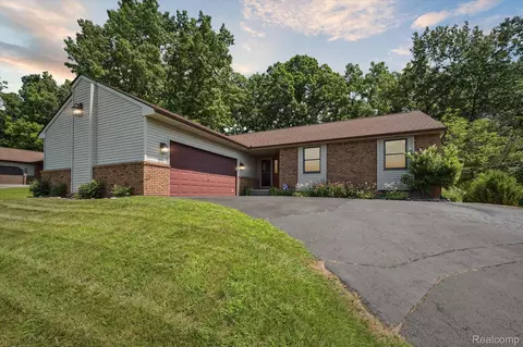 30924 Bramley Cir, Lyon, MI 48165