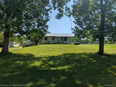 10190 Oak Rd, Forest, MI 48463