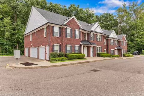 8437 Williamstown Dr, Utica, MI 48316