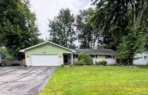 3239 N Shoreview Dr, Fort Gratiot, MI 48059