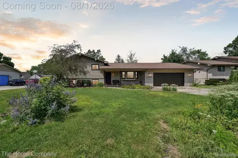24055 Springbrook Dr, Farmington, MI 48336