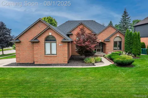 17326 Country Club Dr, Macomb, MI 48042