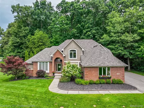 9884 Forest Ridge Dr, Springfield, MI 48348