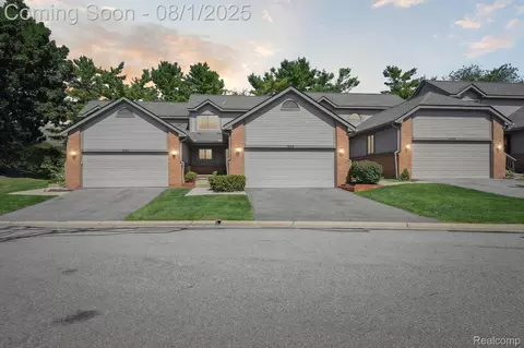 999 Hickory Dr, Brighton, MI 48116
