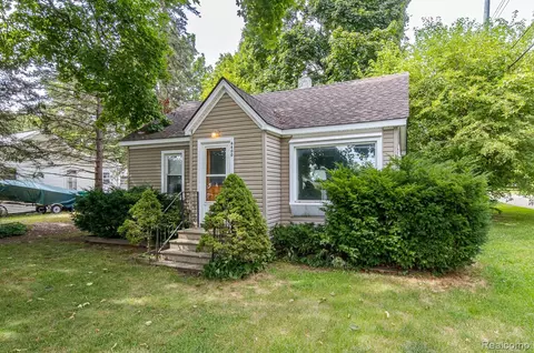 6400 Elmwood Dr, Waterford, MI 48329