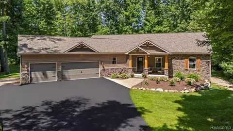 10748 King Rd, Springfield, MI 48350