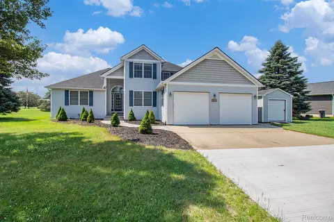 2173 Fawn Glen Cir, Lapeer, MI 48446