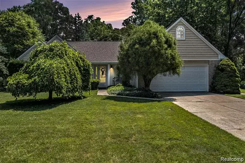 2032 Crestline, Burton, MI 48509