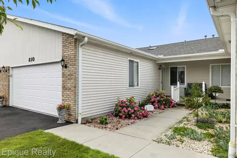 810 Crystal Ln, Marysville, MI 48040
