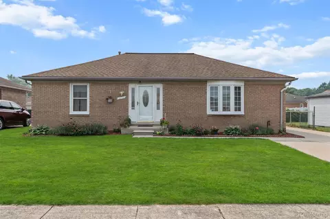 32323 Wilcox Ct, Warren, MI 48092