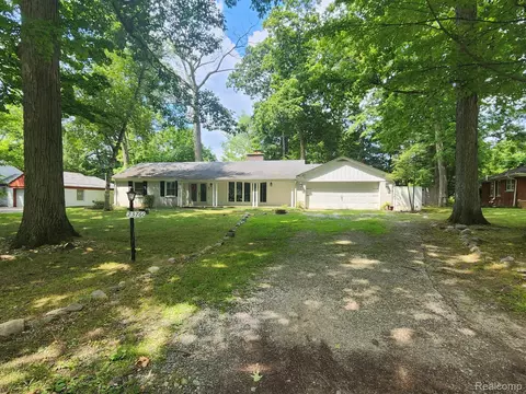 23760 Oak Glen Dr, Southfield, MI 48033