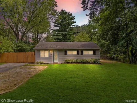 964 Daffodil Dr, Waterford, MI 48327