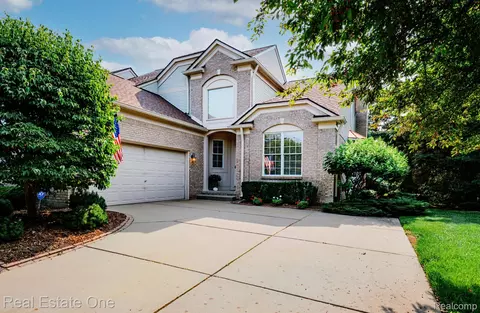 1602 Boulder Ct, Rochester, MI 48306