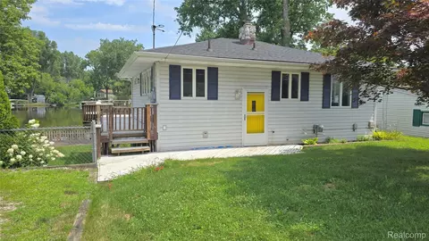 11534 Sunset Blvd, Pinckney, MI 48169