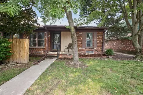 39559 Old Dominion Dr, Clinton Township, MI 48038