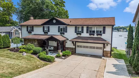13293 Lake Shore Dr, Fenton, MI 48430