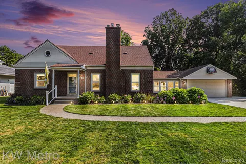 449 Shoreview Dr, Waterford, MI 48328