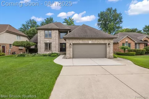 18460 Ranier Dr, Macomb, MI 48042