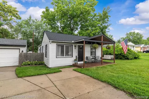2850 Oldsmobile Ave, Waterford, MI 48328