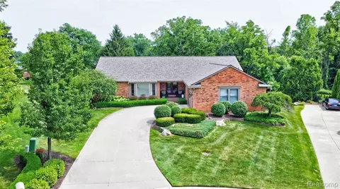 1692 Edinborough Dr, Rochester Hills, MI 48306