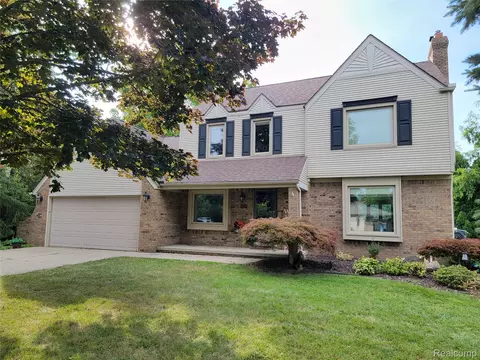 9658 Blauvelt Dr, Grosse Ile, MI 48138
