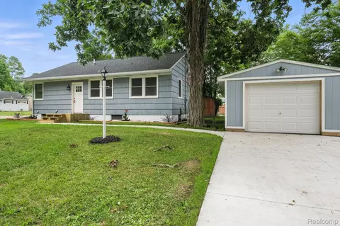 1904 Carvel Ct, Lansing, MI 48910