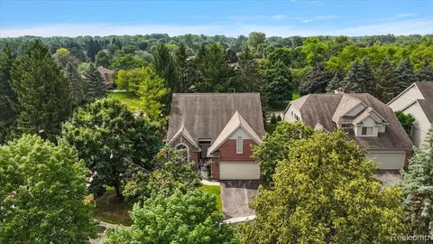 30504 Hazelwood Ct, Farmington, MI 48331