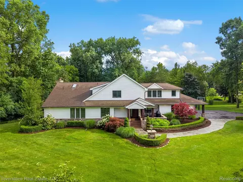 2525 Bretby Dr, Troy, MI 48098