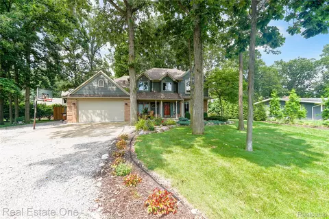 8745 Birchwood Dr, Newport, MI 48166