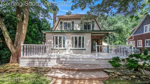 9820 Byromar Ln, Grosse Ile, MI 48138
